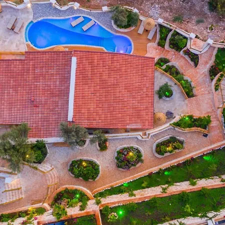 Kalos Villa *